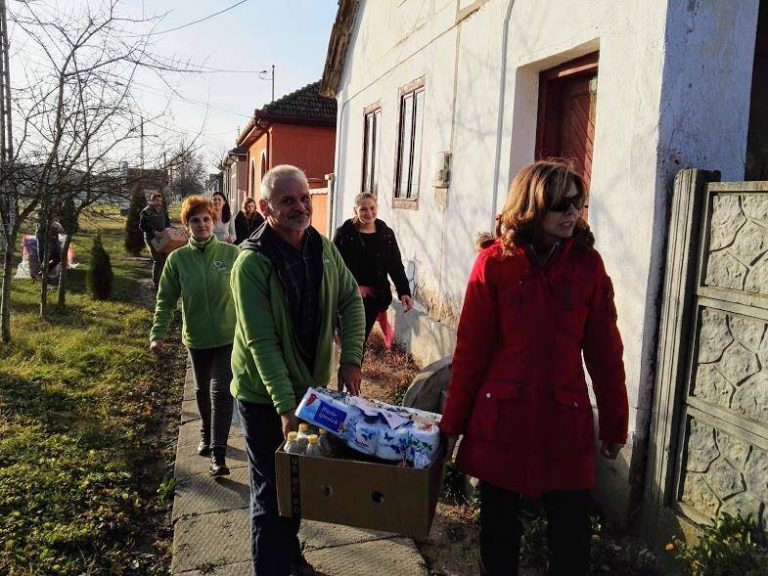 Asociația Look Inside continuă să strângă bonuri de masă. Alimentele ajung la familii sărmane