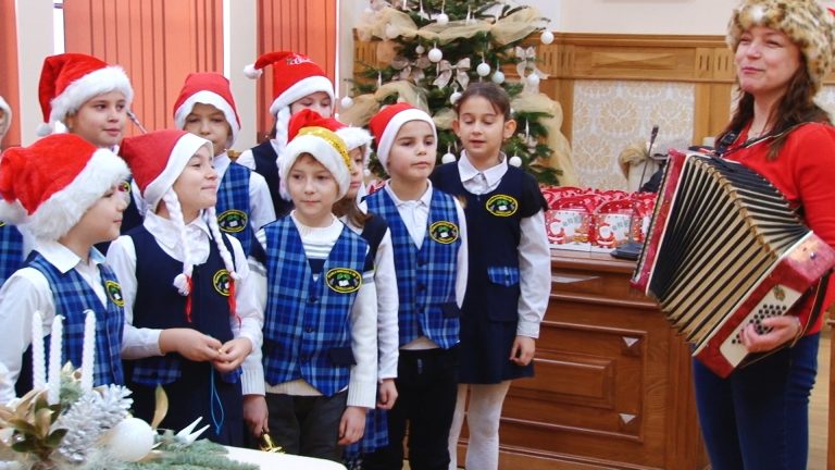 Elevii claselor primare au dat tonul colindelor în orașul de pe Bega. Copiii cuminți îl așteaptă pe Moș Crăciun! VIDEO