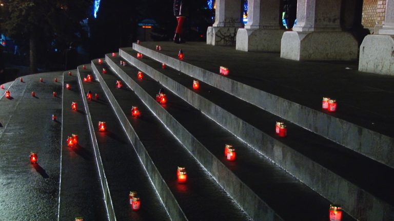 Candele aprinse pe treptele Catedralei Mitropolitane din Timişoara au rememorat evenimentele sângeroase din Decembrie 1989-VIDEO