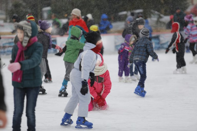 S-a deschis patinoarul din Parcul Tricolorului din Reșița