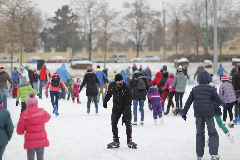 Start la distracție pe gheață! La Iulius Mall s-a deschis patinoarul