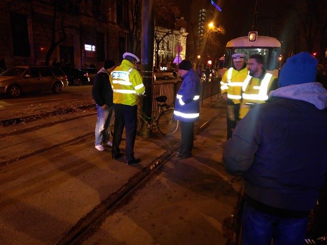 Biciclistă accidentată la Poșta Mare după ce a trecut pe roșu-VIDEO