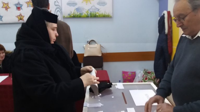 De la liturghie, la secţia de votare