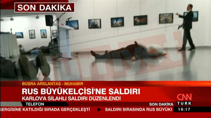 Ambasadorul rus în Turcia, împuşcat mortal în timp ce ţinea un discurs într-o galerie de artă din Ankara