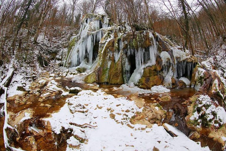 Spectacolul naturii pe Cheile Nerei. Cum arată atracțiile turistice înghețate. VIDEO
