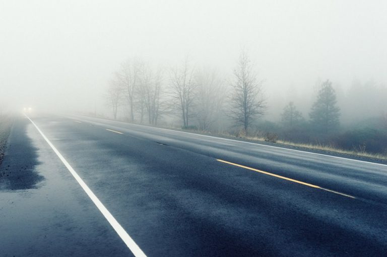 Atenție, șoferi! Ceață și polei pe drumurile din vestul țării