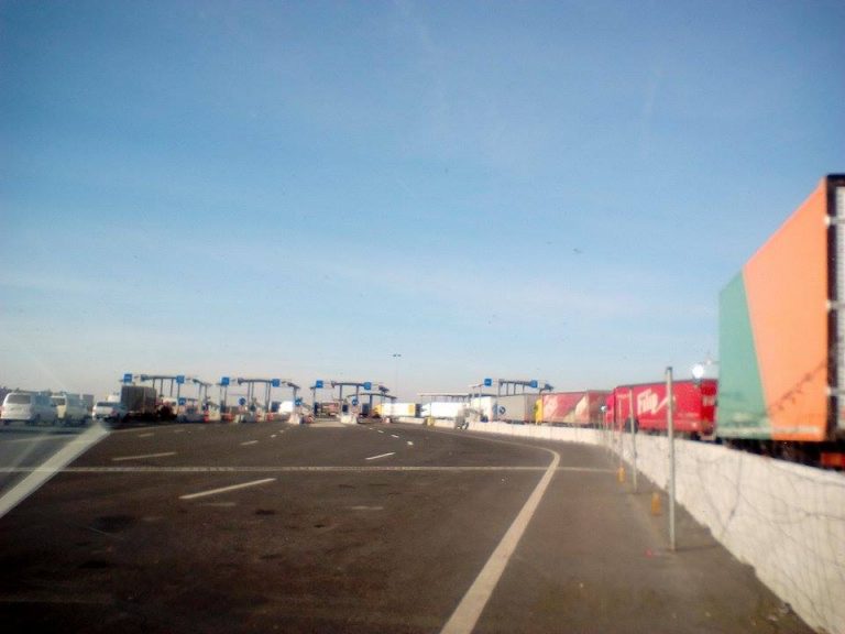 Cozile nu se mai termină la ieşirea din ţară spre Ungaria