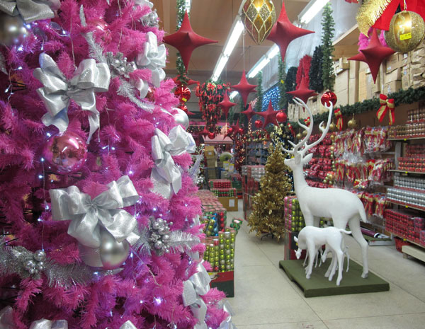 Roz cuarţ şi albastru seren, culorile anului în materie de decoraţiuni de Crăciun! 5 paşi simpli pentru a înfrumuseţa masa festivă