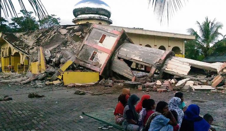 Tragedie în Indonezia. Cel puţin 54 de persoane şi-au pierdut viaţa în urma unui cutremur-VIDEO
