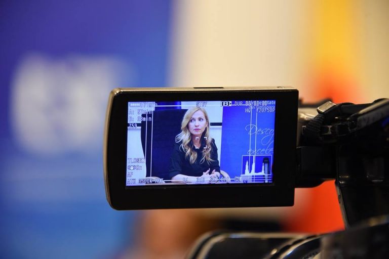 „Scrisul nu ne salvează doar pe noi”. Interviu cu scriitoarea și jurnalista Daniela Rațiu