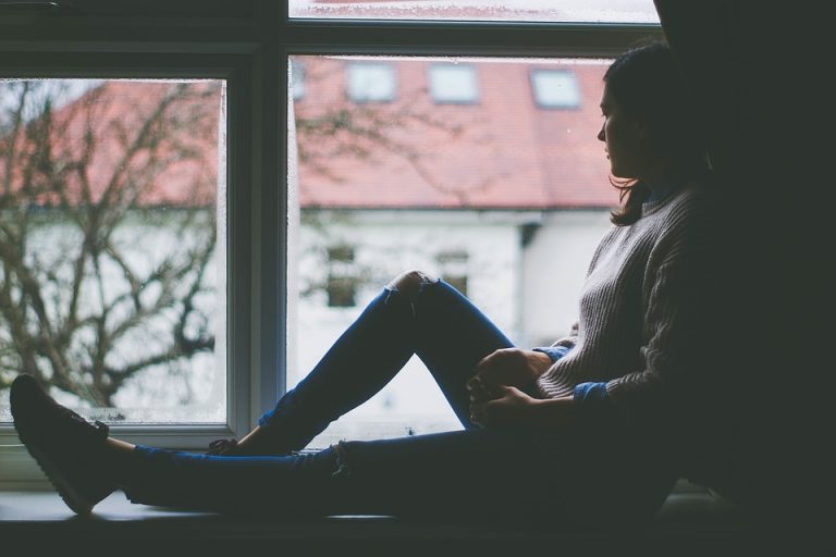 Universitatea de Vest lansează programul de psihoterapie online, destinat reducerii anxietății și depresiei