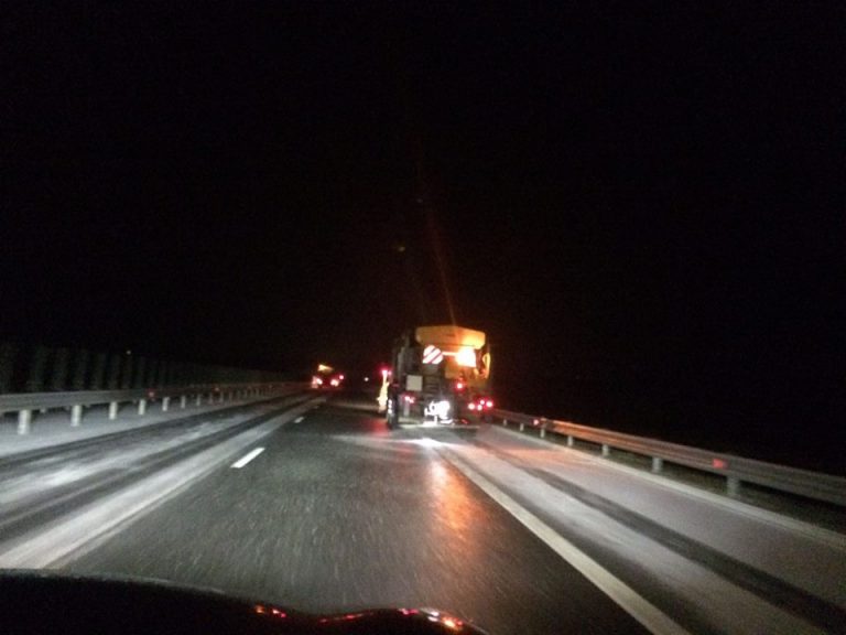 Drumarii din vestul țării au avut de lucru în noaptea de miercuri spre joi. Ce șosele au fost deszăpezite