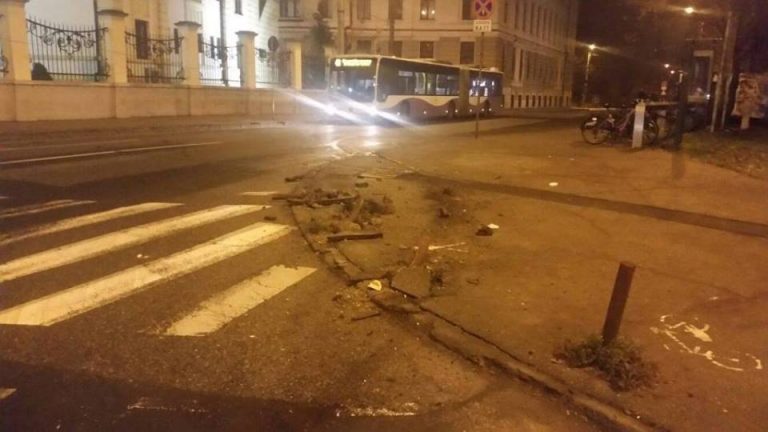 Jardiniere distruse pe Podul Michelangelo și în apropiere de Poșta Mare