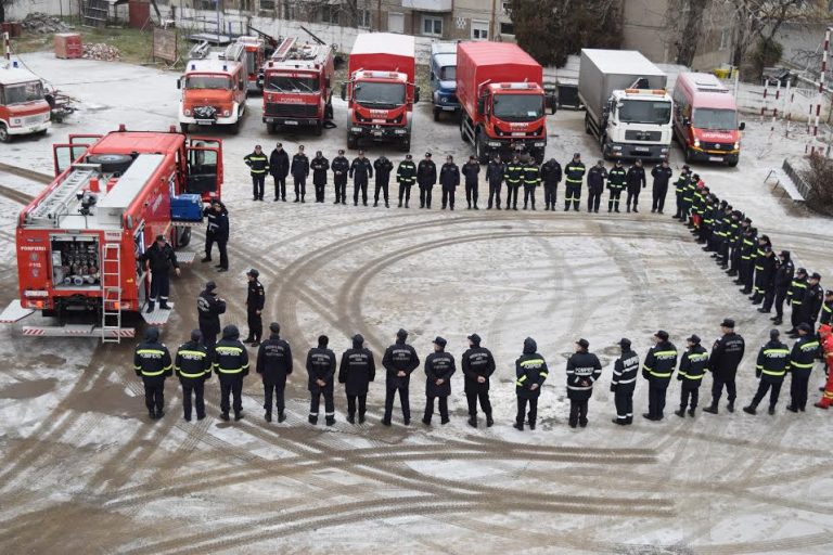 Autospeciala 6×6, noua „vedetă” a pompierilor timişeni. Moş Crăciun a venit cu echipamente noi la ISU Banat