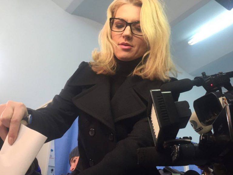 Alina Gorghiu a votat la liceul pe care l-a absolvit mama sa-VIDEO