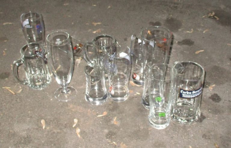 Italieni puși pe scandal după ce au furat 10 halbe de la Fabrica de Bere Timișoreana