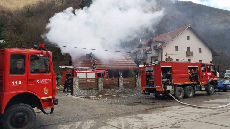 Mansarda unei pensiuni din Sasca Montană, în flăcări