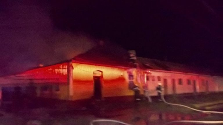 Fetiță cu arsuri grave după ce a incendiat casa în care locuia, împreună cu alt copil