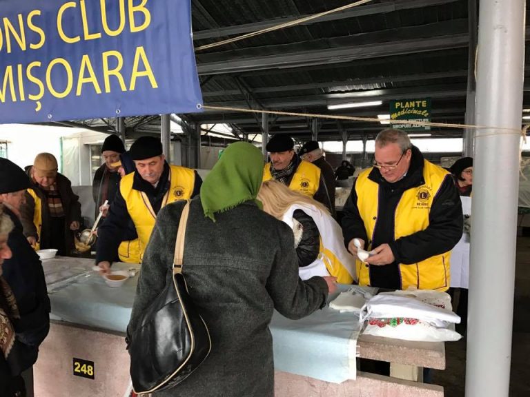 Clubul Lions le-a adus bucuria Crăciunului: o masă caldă