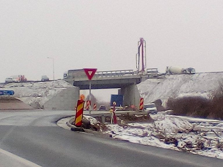 Chiar dacă e sărbătoare, se lucrează intens pentru deschiderea segmentului de autostradă Margina – Traian Vuia