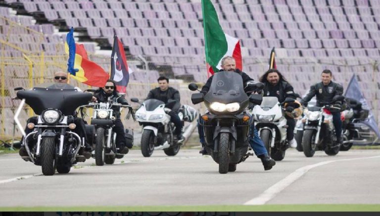 Moș Crăciun a rămas fără fân pentru reni și trece la benzină și cauciucuri