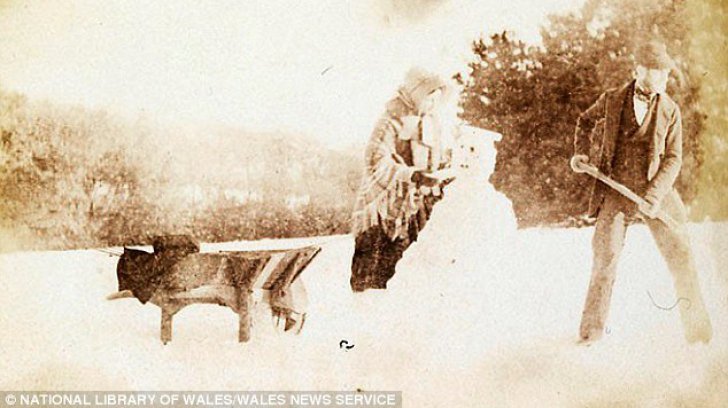 Istoria oamenilor de zăpadă. Prima fotografie în care apare un om de zăpadă are 150 de ani