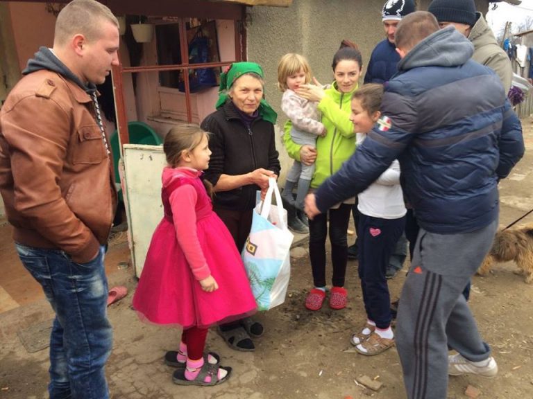 Zeci de pachete pentru familii nevoiașe din zona Deta