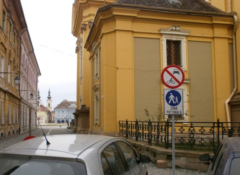 Atenție, șoferi! Dacă vă lăsați autovehiculele pe avarii pe străzile pietonale, riscați amenzi mari!