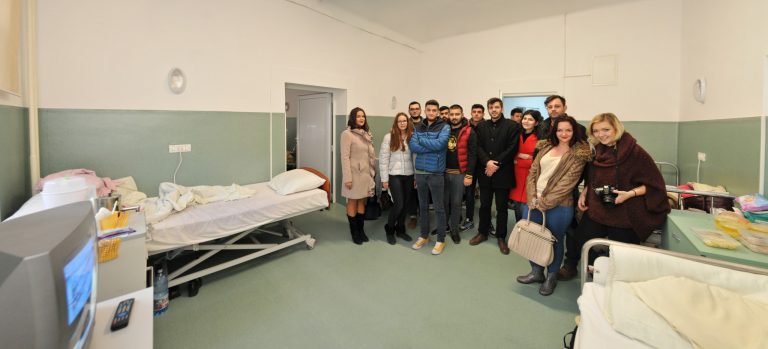 Cluburile Rotaract și Leo au renovat un salon la Maternitatea Bega