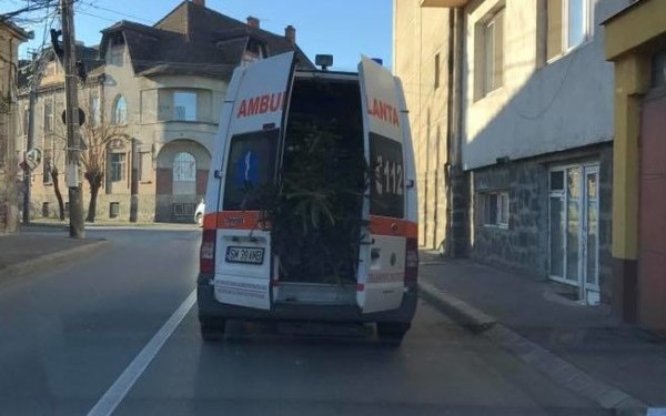 Cum a ajuns o ambulanță din România să transporte brazi de Crăciun în loc de pacienți
