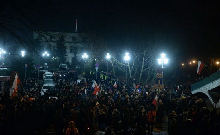 Uriaş scandal în Polonia! Manifestanţii au luat cu asalt Parlamentul. Liderii la putere, evacuaţi cu ajutorul poliţiei