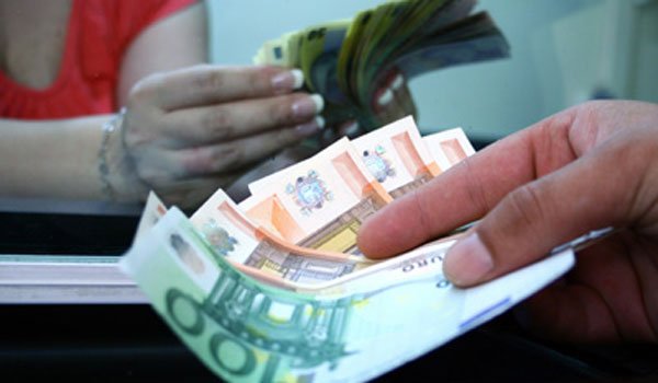 Un italian a pierdut aproape 1000 de euro în vestul țării, vezi cine i-a găsit și ce-a făcut cu ei