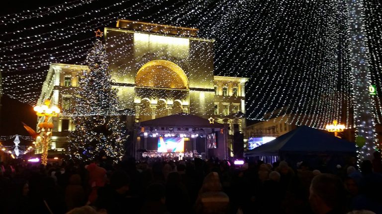 Centrul străluceşte odată cu deschiderea Târgului de Crăciun-VIDEO