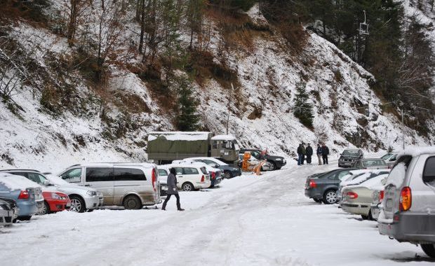 Drumul spre Muntele Mic, închis din cauza ninsorilor şi a viscolului