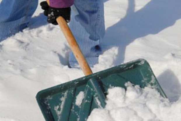 Locatari, curățați zăpada de pe trotuare altfel sunteți buni de plată!