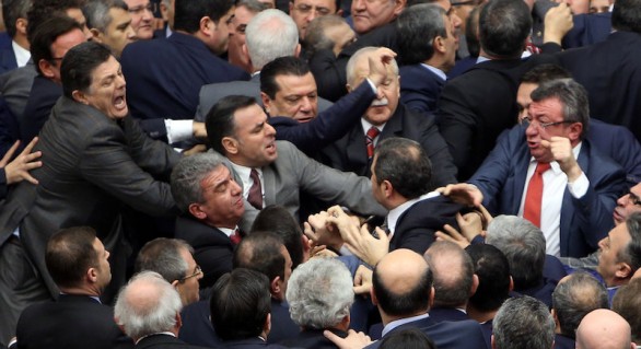 Parlamentul de la Ankara, ring de box: Parlamentarii s-au făcut K.O-VIDEO