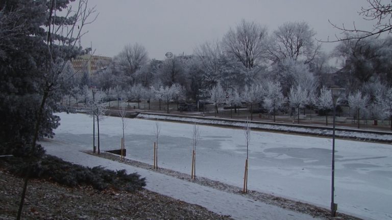 Ne mai aşteaptă câteva zile de ger. Vezi de când începe să se încălzească vremea