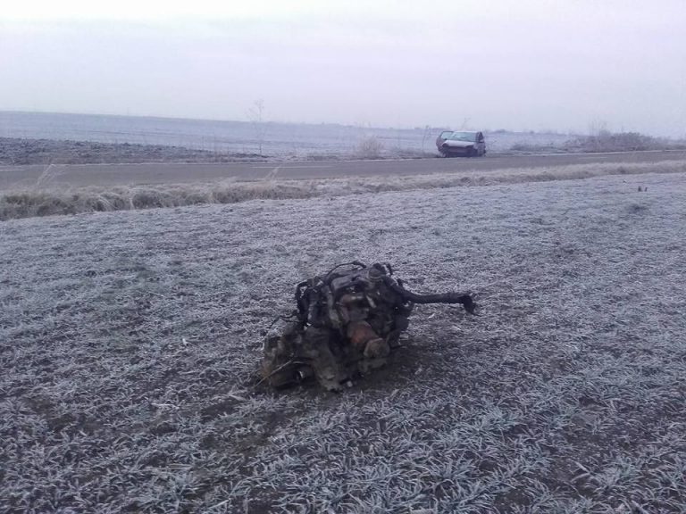 Accident violent în noaptea de Revelion! Motorul, proiectat la zeci de metri de maşină