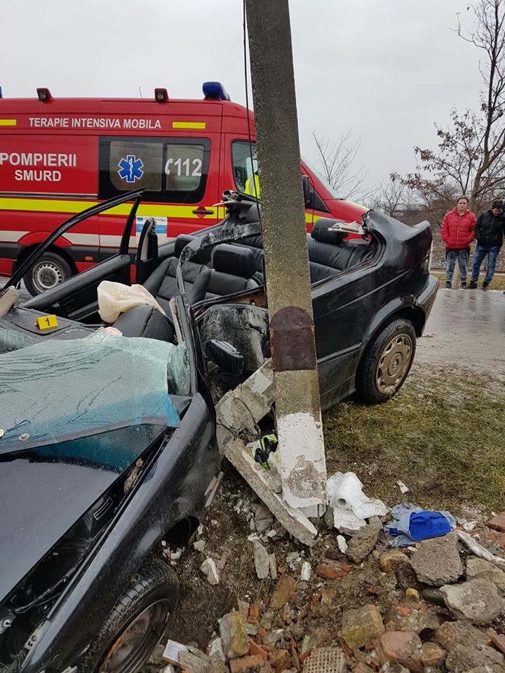 Un BMW s-a făcut decapotabil după ce tânăra care-l conducea a intrat într-un stâlp la Cărpiniș