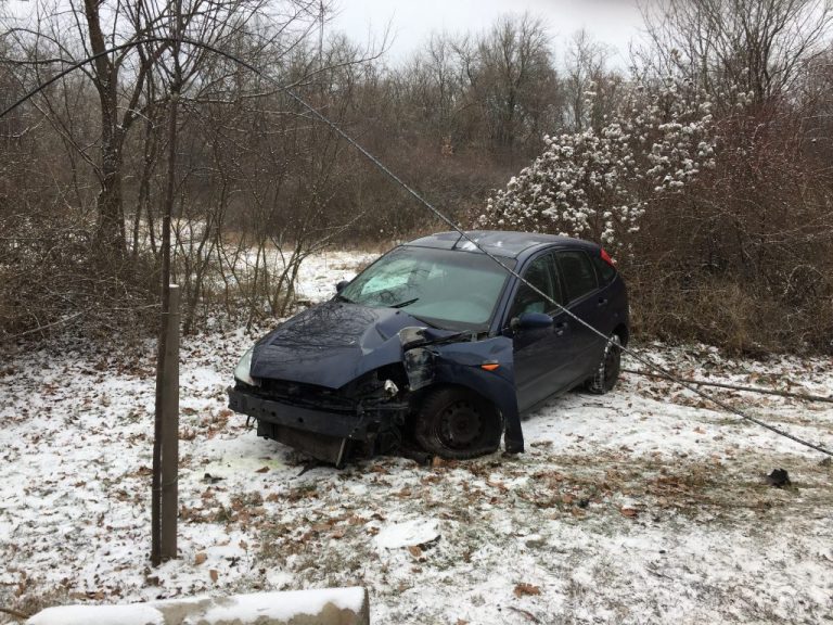 Un şofer neatent a doborât cinci stâlpi pe Calea Lugojului