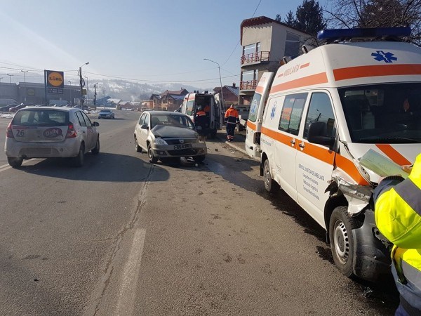 Accident GRAV cu o mașină și o ambulanță, lângă Timișoara! Șapte oameni răniți