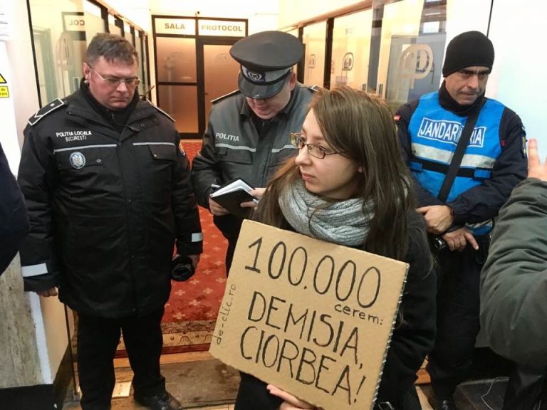 Tinerii au intrat în sediul instituției Avocatul Poporului pentru a depune o petiție, semnată de 140.000 de români, prin care se cere demisia lui Victor Ciorbea. VIDEO