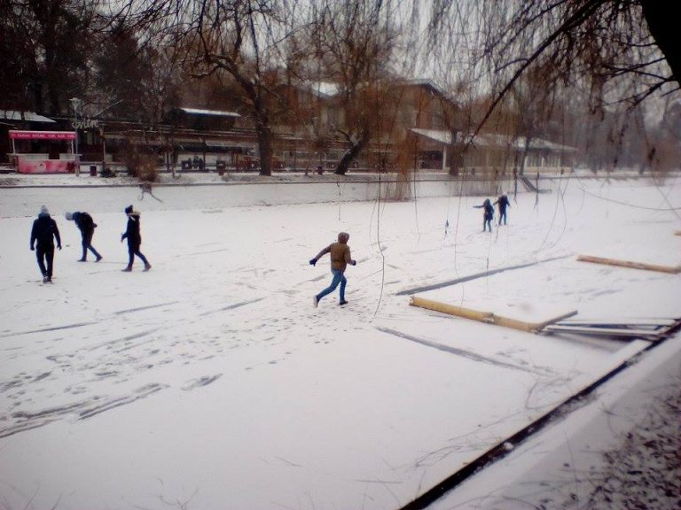 Adrenalină sau inconştienţă? Gerul din Timişoara, distracţia tinerilor-VIDEO