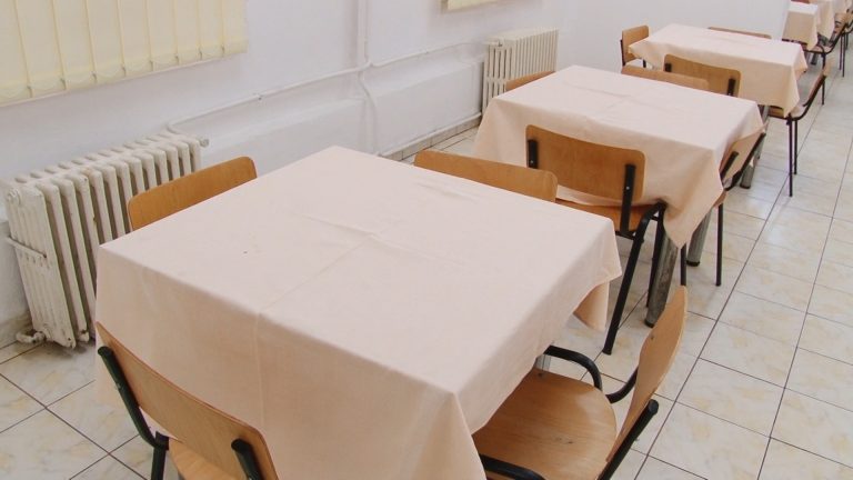 12 elevi și profesorul lor, la spital după ce au luat masa la o cantină