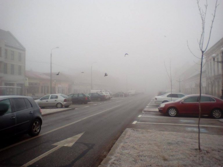 Atenţie cum circulaţi prin Timişoara! Ceaţa a pus stăpânire pe oraş. UPDATE: Codul de ceaţă, prelungit până seara