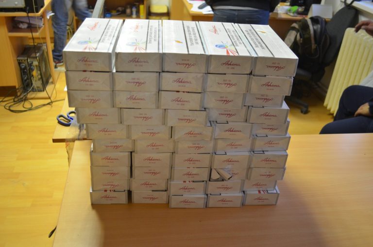 Percheziții la contrabandiștii de țigări din Timiș și Arad