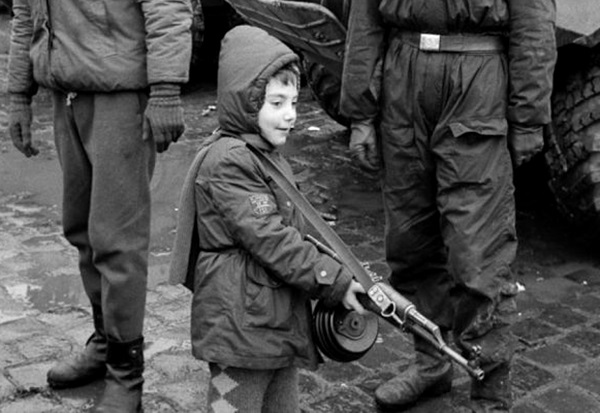 EXPLOZIV! Fostul secretar de stat Adrian Sanda, acuzat că a dat certificate de luptători unor copii care la Revoluţie aveau între 5 şi 12 ani