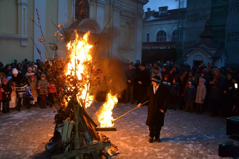 Arderea Badnjak-ului vestește Nașterea Mântuitorului