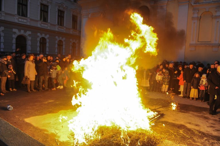 Diseară, sârbii din Timişoara aprind badnjak-ul. Mâine e Crăciunul pe rit vechi