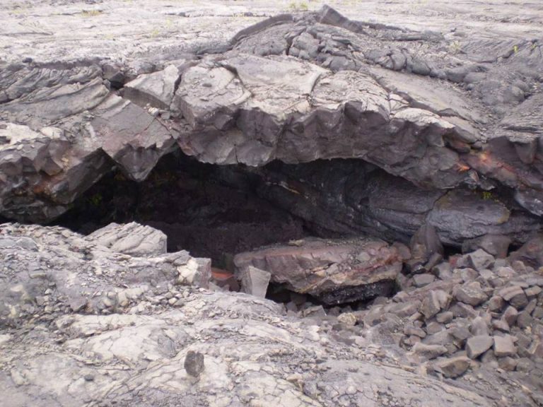 Stațiunea Poiana Mărului din Caraș – ruptă de civilizație. Drumul de acces blochează și răstoarnă mașini